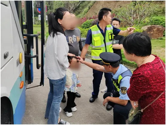 旅游大巴高速公路爆胎，多方合力救援保障乘客安全