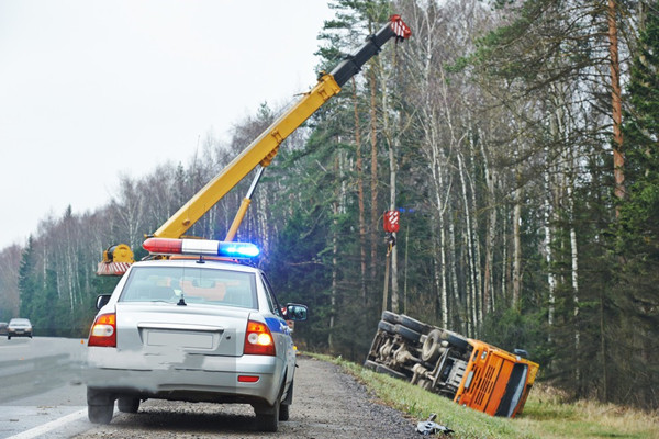 高速爆胎了怎么救援_车在高速爆胎怎办_高速爆胎车怎办报废手续